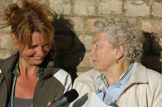 Hella van der Wijst met Stien Spier bij het kamp Ravensbrück