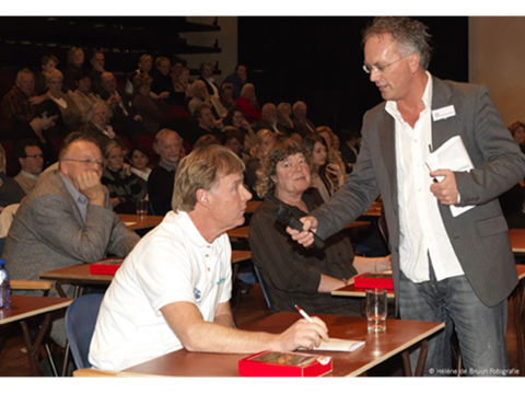 In actie bij het Groot Hoorns Dictee (Foto Hélène de Bruijn)