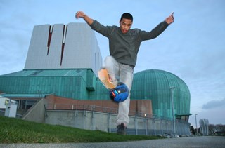 Kevin Trom oefent al voor schouwburg Het Park (foto Eric Molenaar HDC Media)